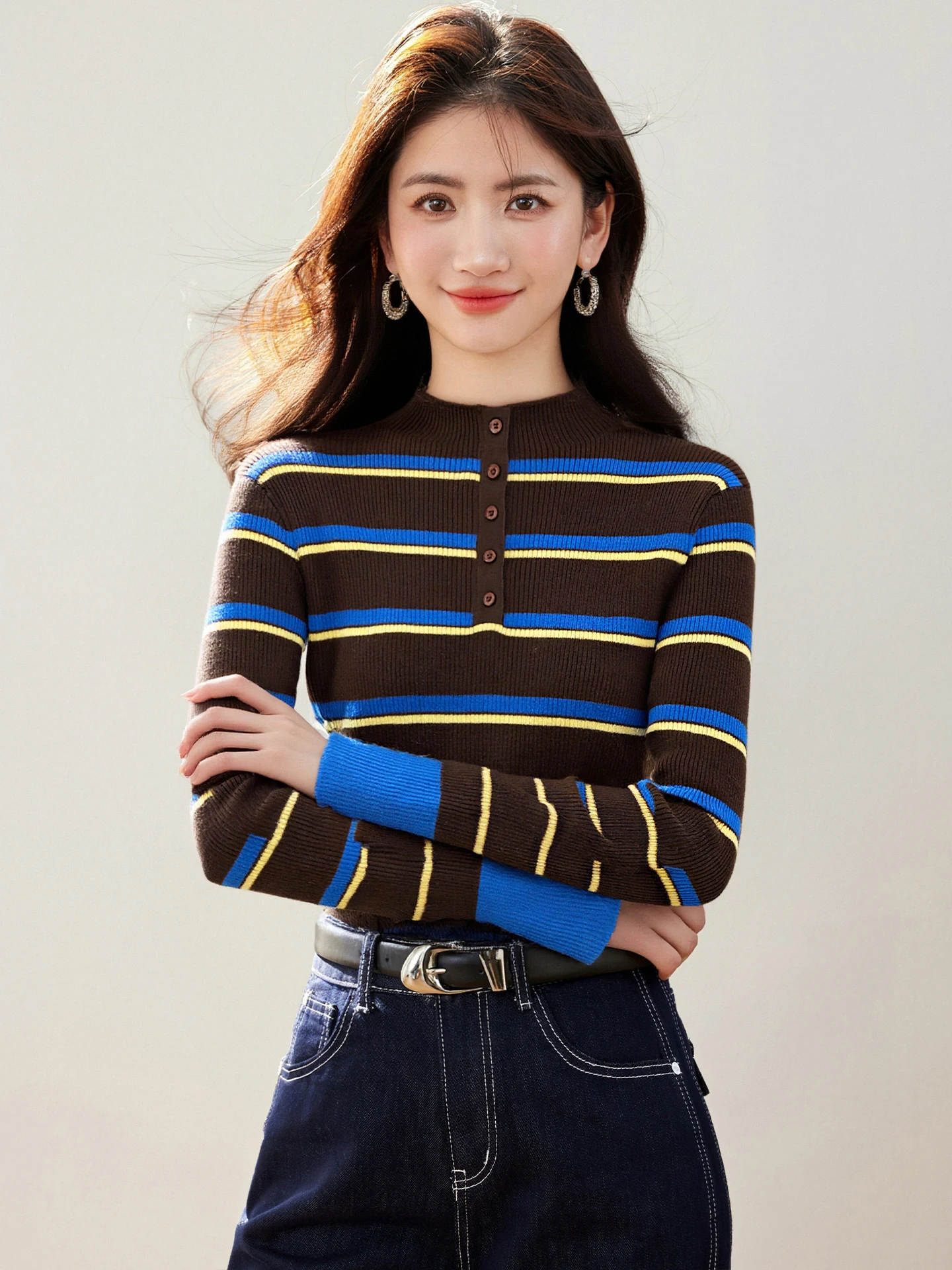 Damski sweter w stylu koreańskim z długim rękawem, golfem, dopasowany, w paski, dzianinowy, elegancki, zapinany na guziki, idealny jako warstwa bazowa na jesień, model 9712