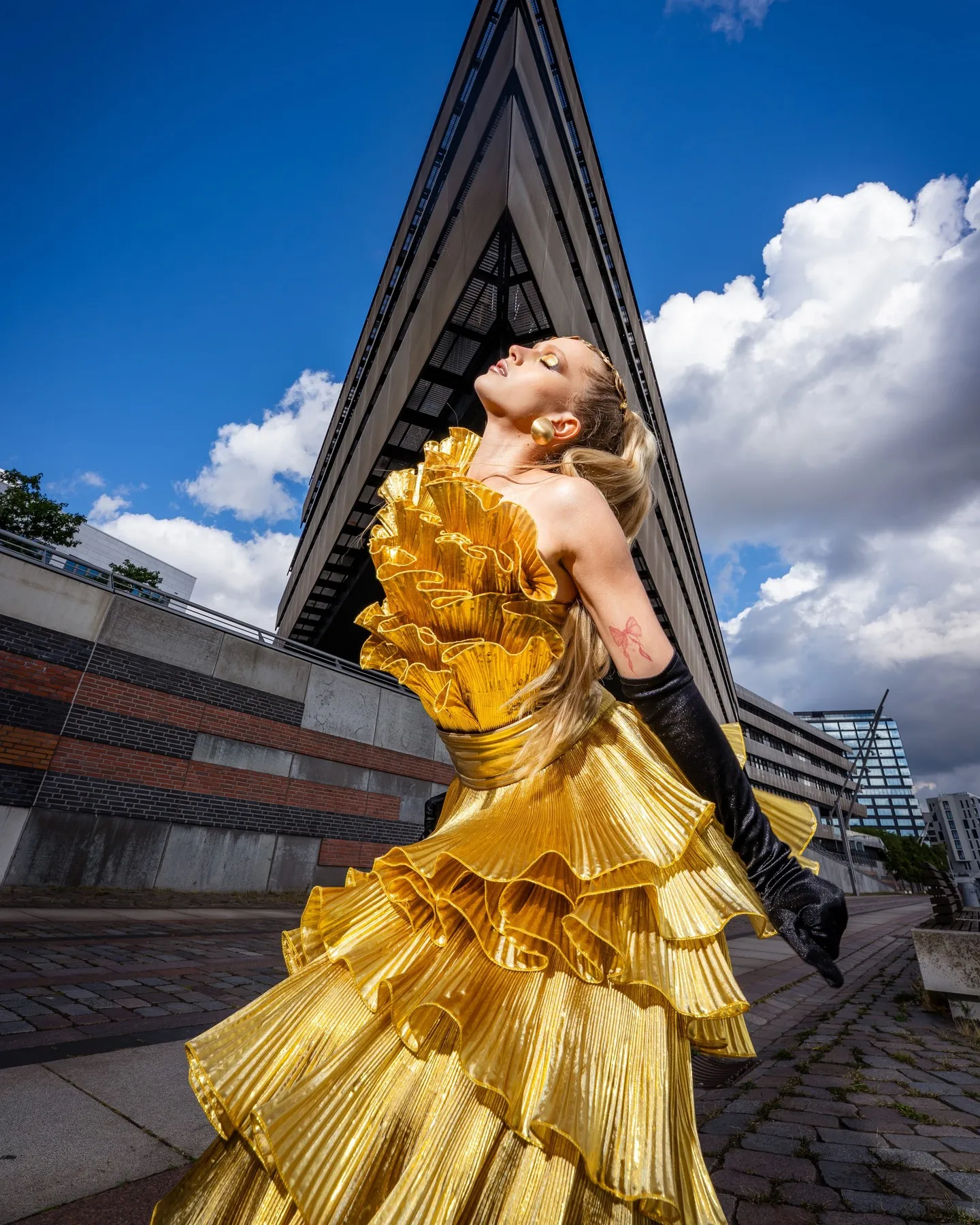 Złota, marszczona długa suknia wieczorowa z odkrytymi ramionami, warstwowa suknia maxi, cekinowa suknia na imprezę, bal dla kobiet 2026, plisowane suknie galowe.