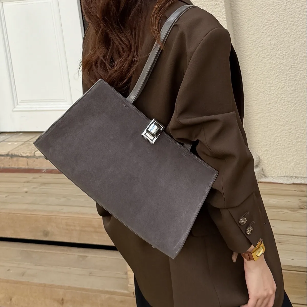 

Новинка 2023 года, женская водяная матовая пригородная универсальная косая сумка, модная повседневная текстурированная портативная сумка подмышками