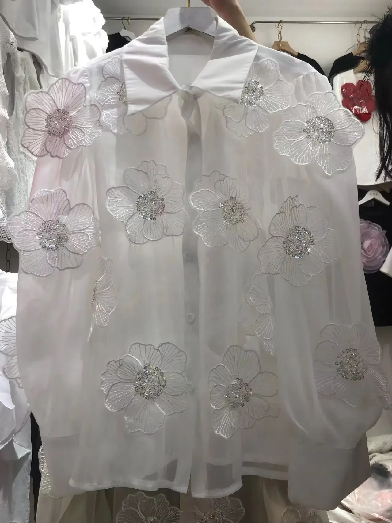 2024 primavera estate manica lunga paillettes petali Applique bianco Beige maglia camicie e camicette per le donne Sexy top trasparenti