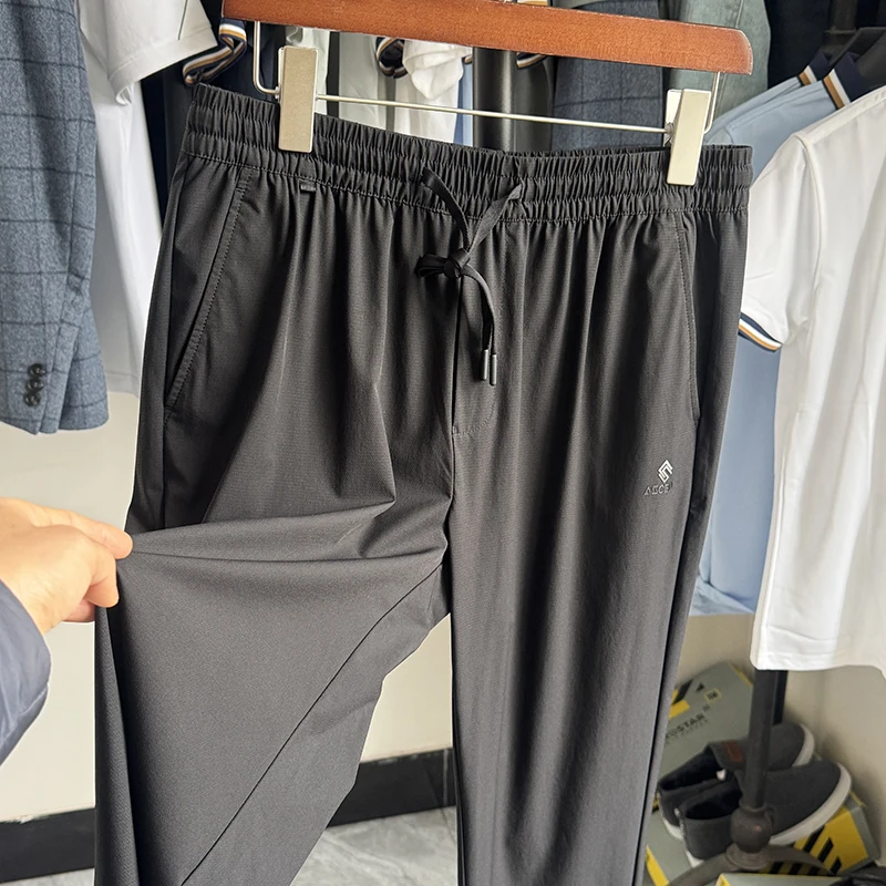 

Рекомендованные H-Home спортивные брюки для весны и лета: плотные, с эластичным поясом, быстросохнущие, прямого кроя, дышащие, комфортные.