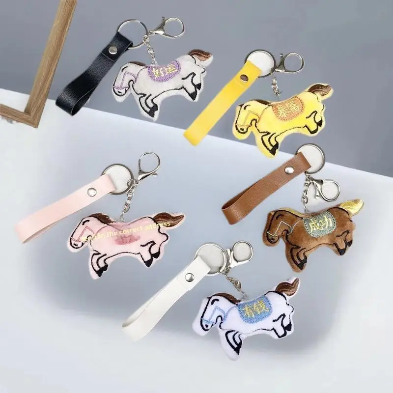 Urocza pluszowa maskotka kucyk, breloczek do kluczy z okazji Roku Konia, zawieszka do torby, prezent na Chiński Nowy Rok.