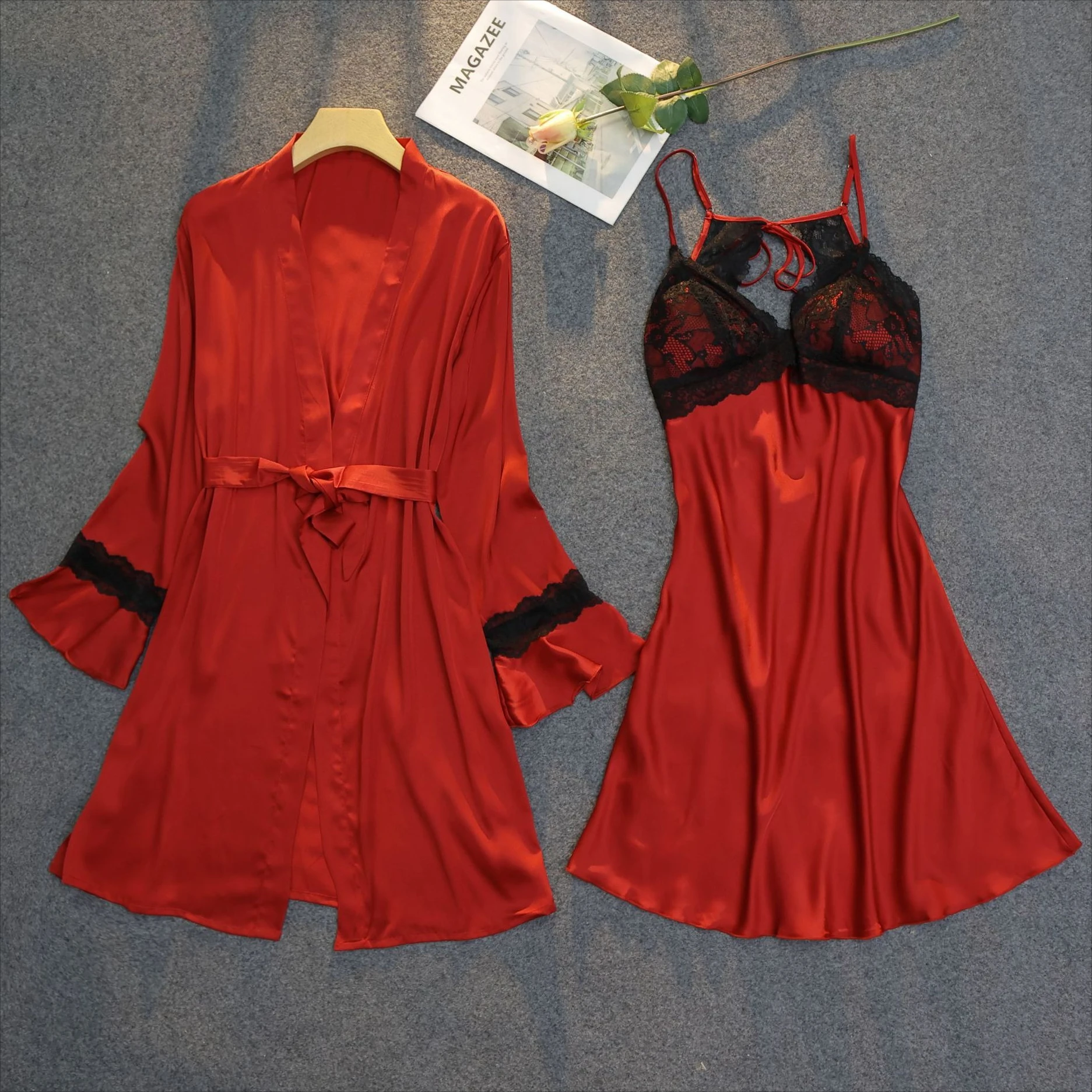 

Летний женский комплект из двух предметов: кружевная ночная сорочка и атласный халат-кимоно для дома