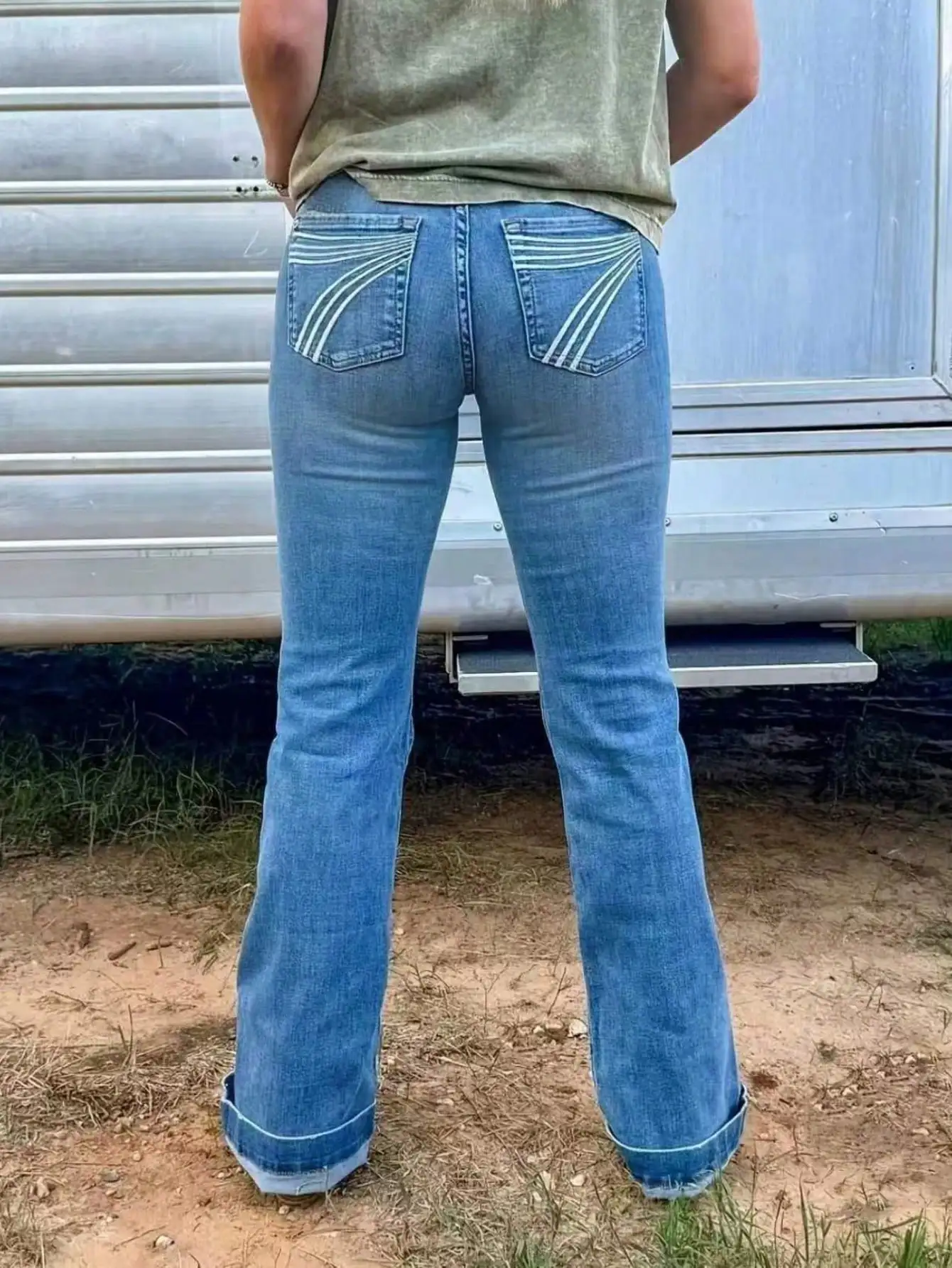 

Женские расклешенные джинсы с вышивкой на заднем кармане и эластичной талией, всесезонные джинсовые брюки