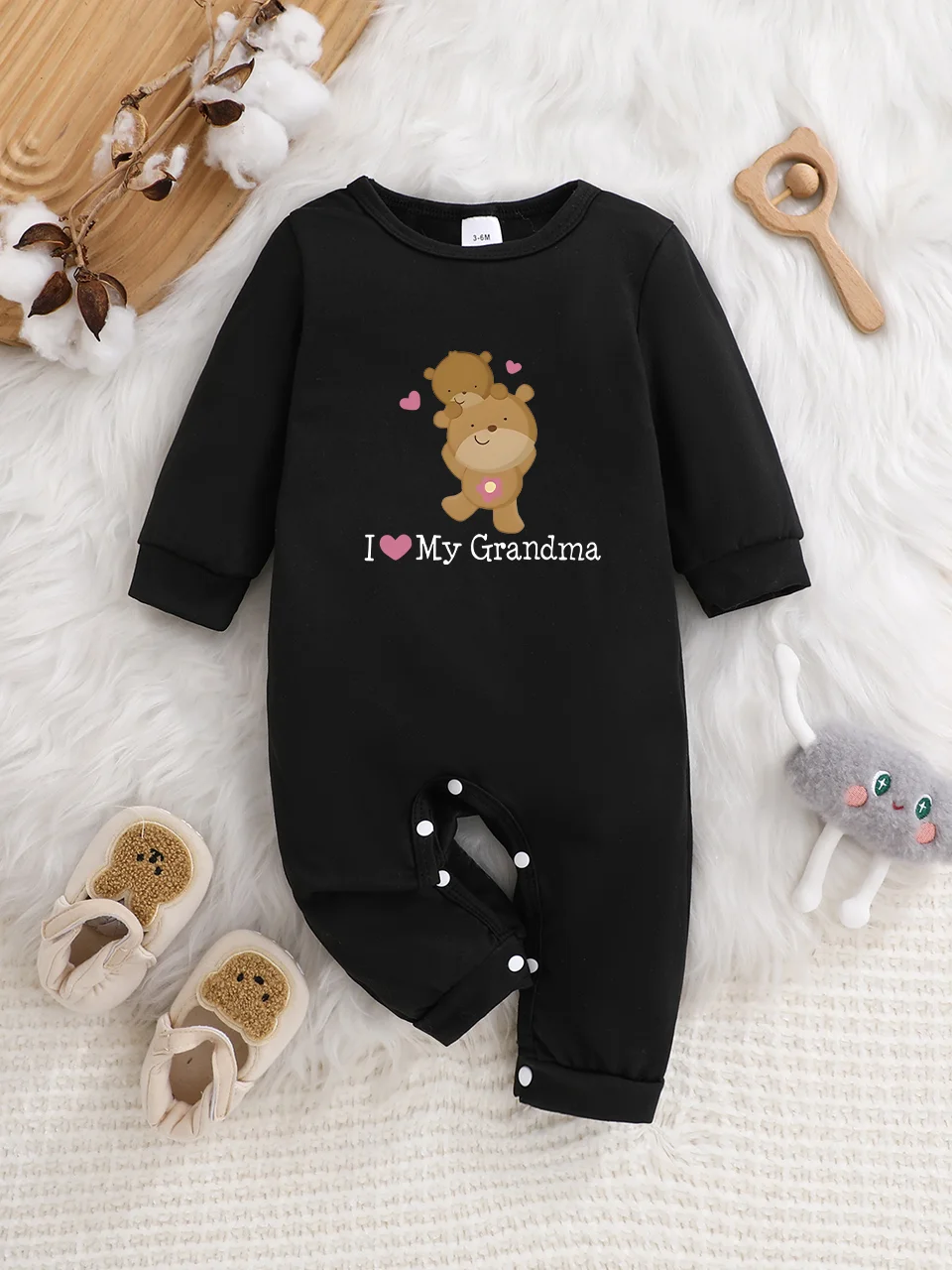 Ein langärmliger Baby-Strampler mit interessanten Buchstabenaufdrucken. Es verfügt über ein Knopfverschluss-Design für einfaches An- und Ausziehen.