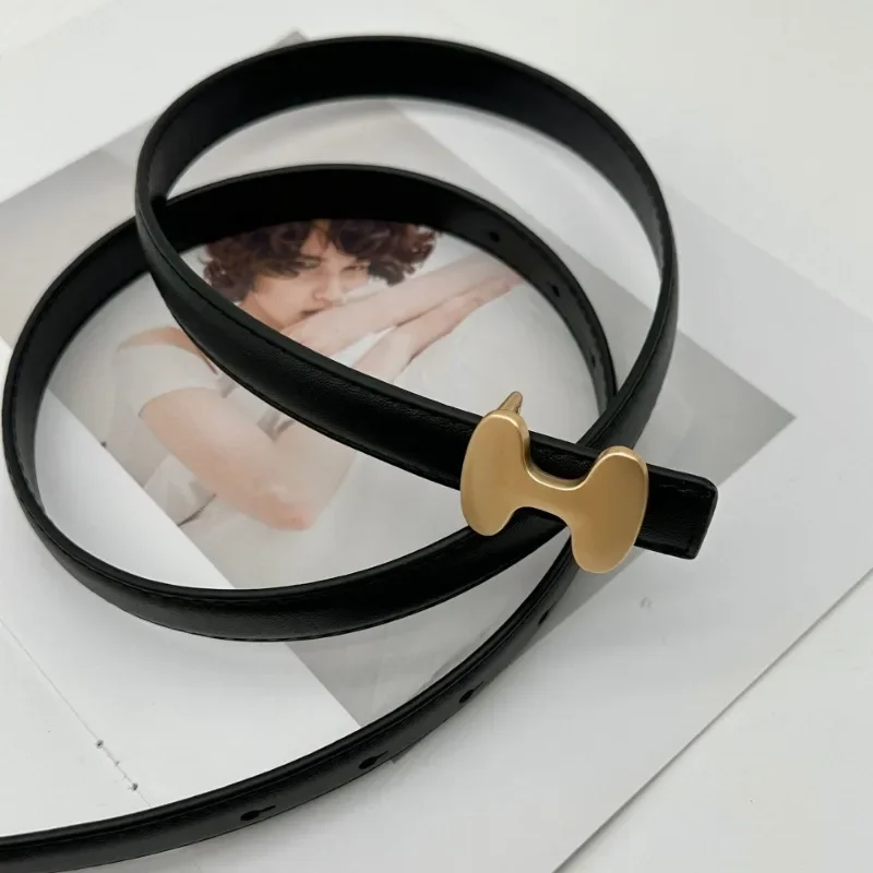 Тонкий кожаный ремень с буквенной пряжкой для женщин — натуральный узкий деловой ремень с джинсами, юбками, рубашками, универсальный стильный аксессуар, новинка