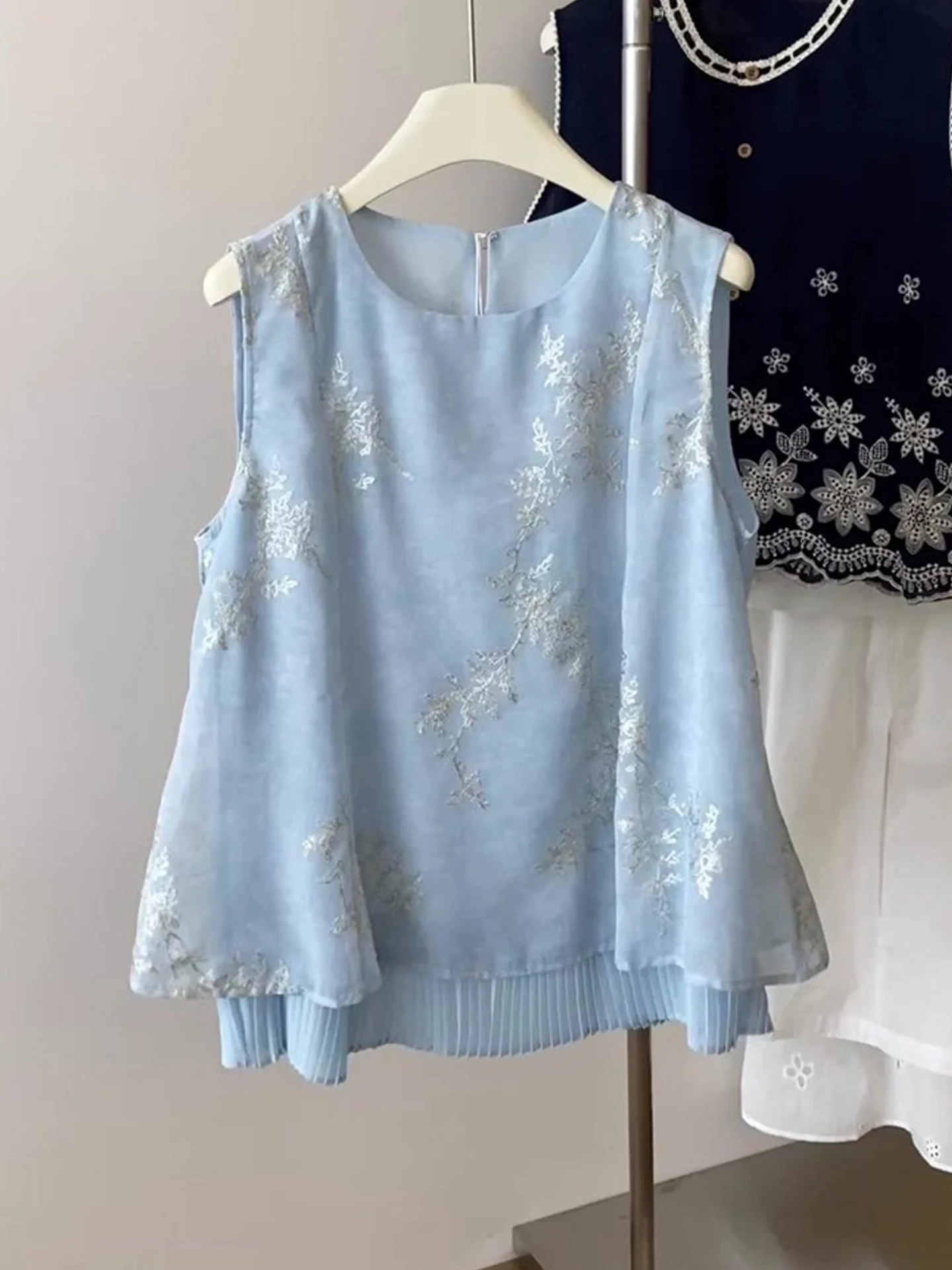 

Ele синий вышитый круглый жилет Ne Svel, женский летний жилет, модный возрастной топ, корейский шелковый прямой крой