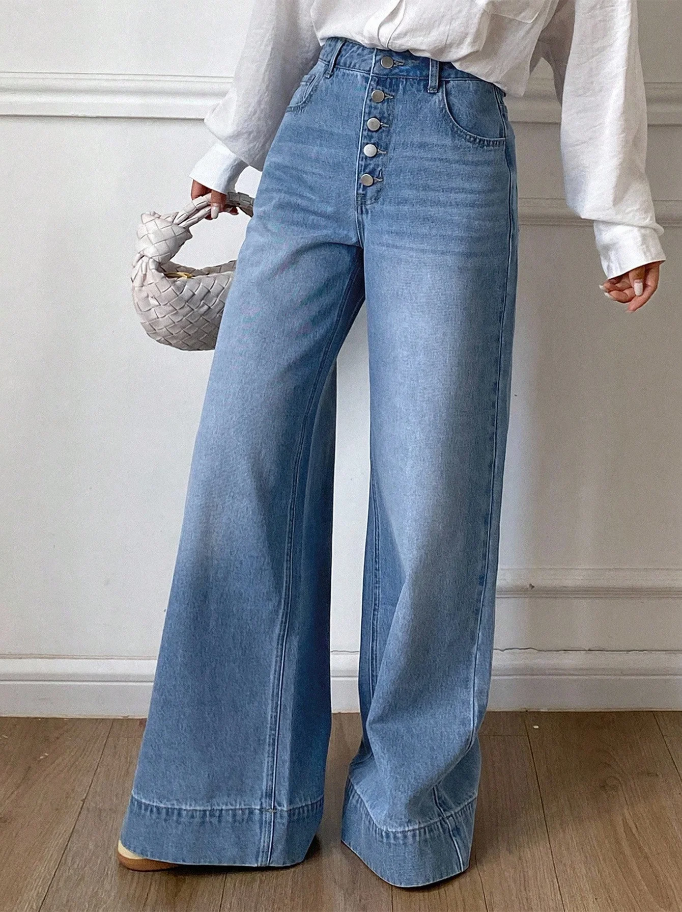 Front-buttoned high-waisted women's jeans with wide hem, loose-fitting elasticated jeans for daily wear and casual wear