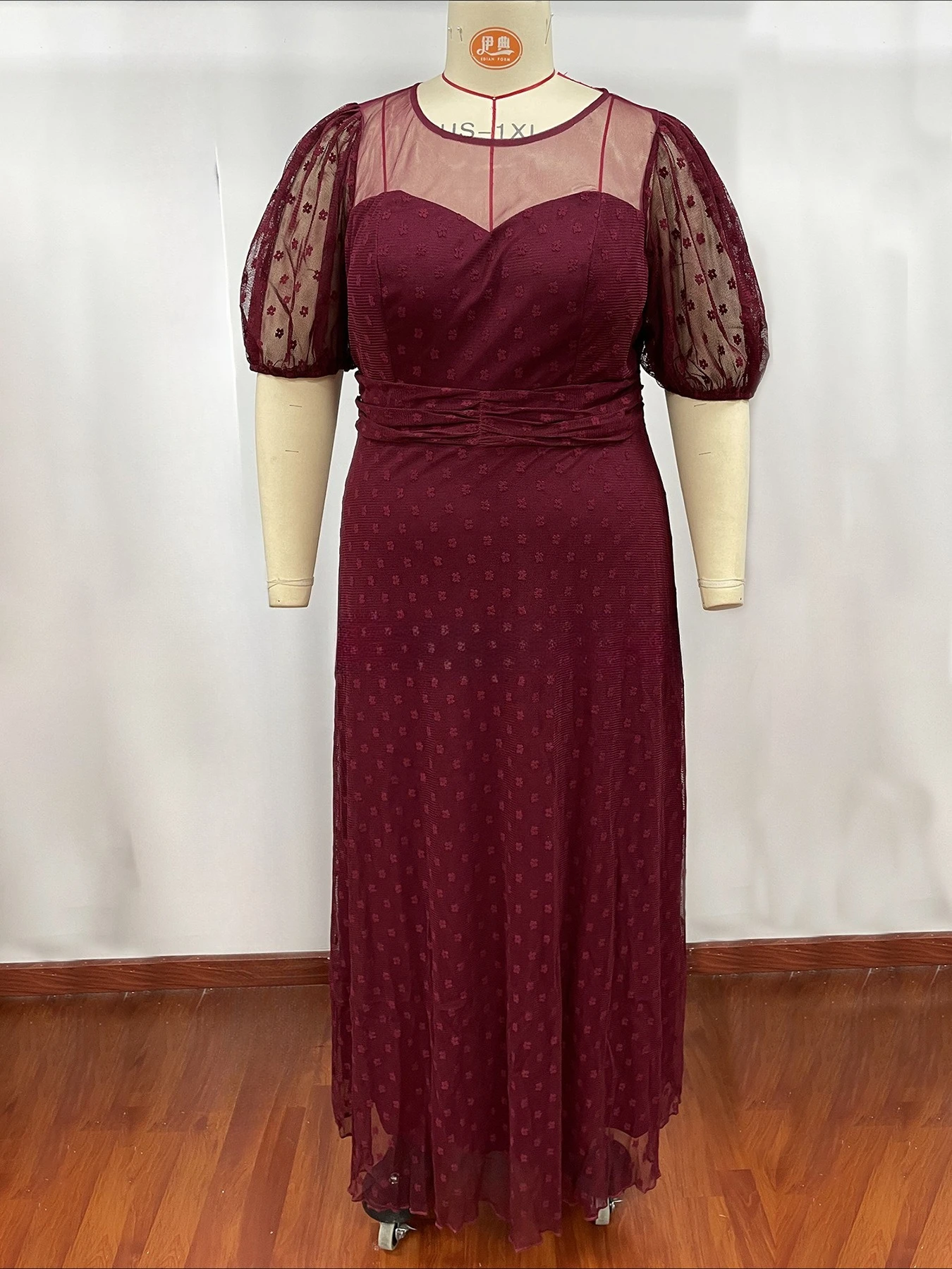 Elegante lange avondjurk met ronde hals, bordeauxrood met korte mouwen