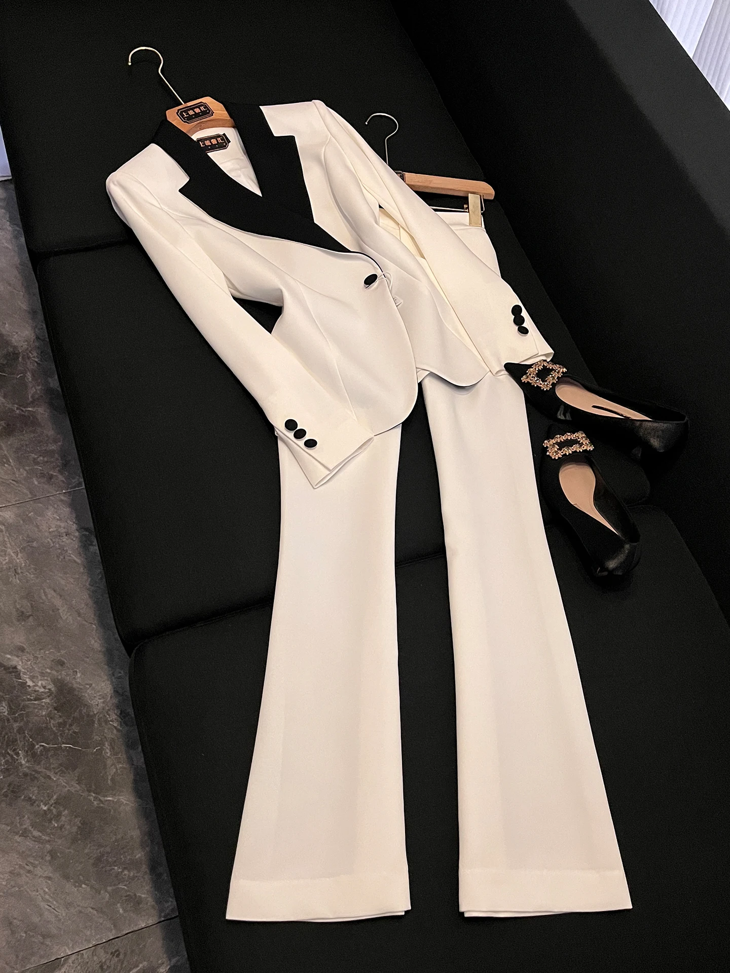 

Элегантный женский деловой костюм весна 2026: модный пиджак с воротником в стиле колор-блок для офиса и официальных мероприятий X32