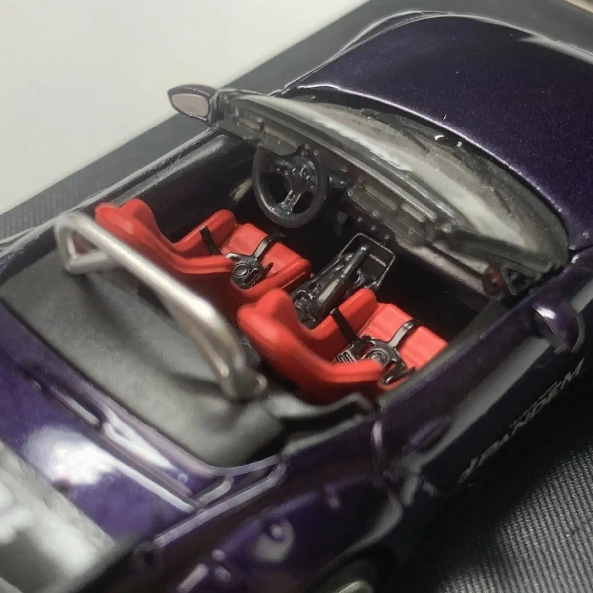 ダイキャストストリート 1:64 スケール マツダ MX-5 コンバーチブル ダークナイトパープル 合金車モデル コレクタブルトイ ギフト 記念品 ディスプレイ