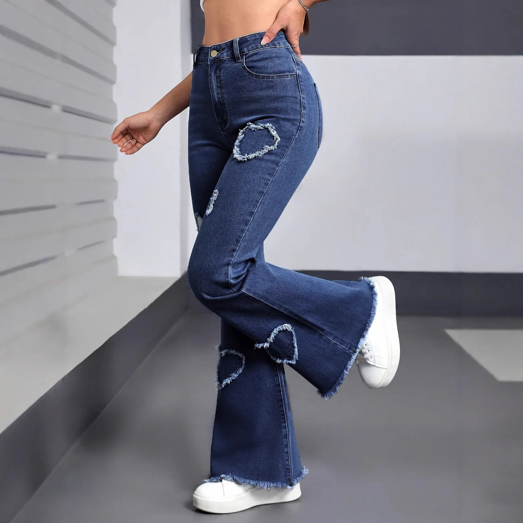 

Эластичные джинсы с вышивкой в форме сердца, женские модные расклешенные брюки с дырками для женщин, универсальные облегающие джинсовые брюки