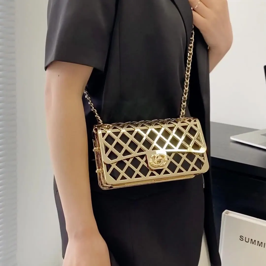 حقائب كتف معدنية مجوفة على الموضة للنساء حقيبة كروس مربعة فاخرة مصممة حقائب سحابة حقائب يد بسلسلة للسيدات