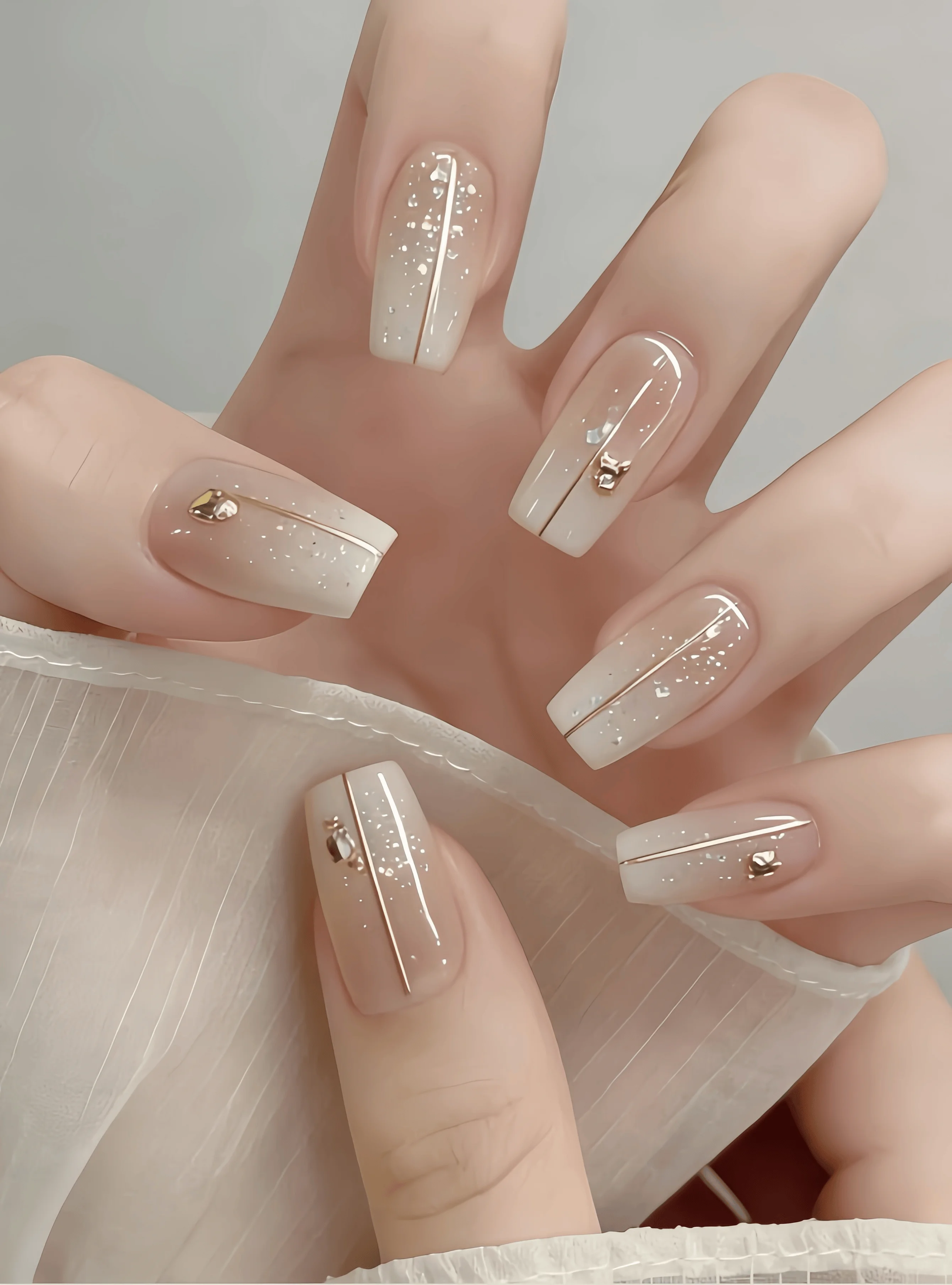 10 Pieces of Handmade Wearable Nail Art, Trapezoidal Full-Cover Nail Tips, Medium Length, Nude Color with Milky White Gradient Glitter, Light Luxury and Gentle Elegance, Suitable for Commuting, Workplace, Afternoon Tea, Anniversary Dates, and as a Birthday Gift, Includes 1 Piece of Jelly Glue and 1 Nail File