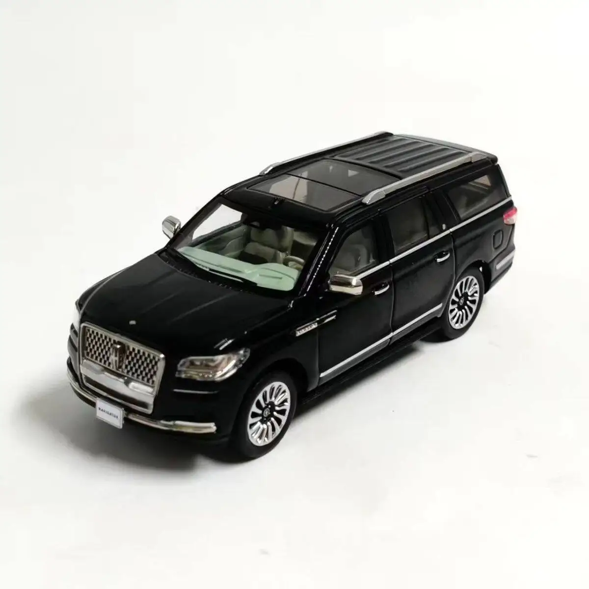 WTX 1:64 American SUV Navigator alloy car model