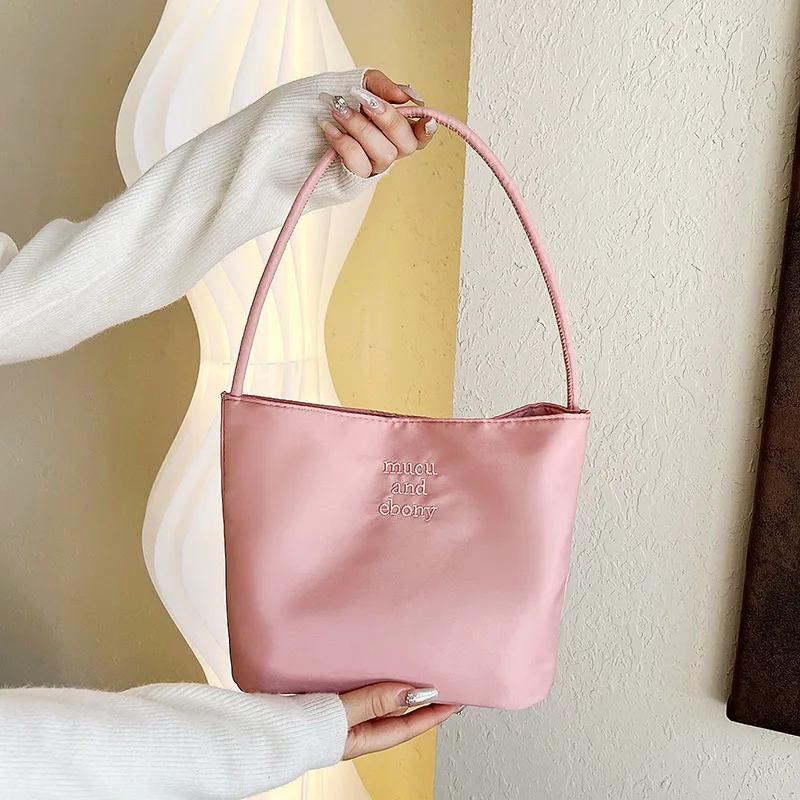 

Simple And Practical Souvenirs High Aesthetic Handbag New Water Bucket Bag Women's Casual Commuting Versatile Storage Bag