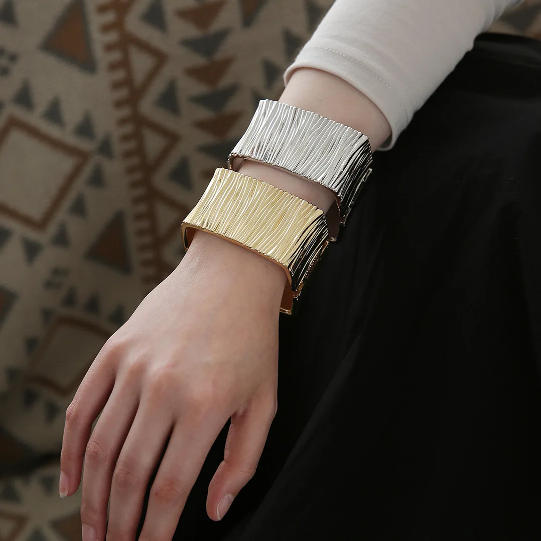 

Women Minimalist 3D Pleated Bangle Exaggerated Personality Luxury Fashion Trend Statement Party Hand Jewelry