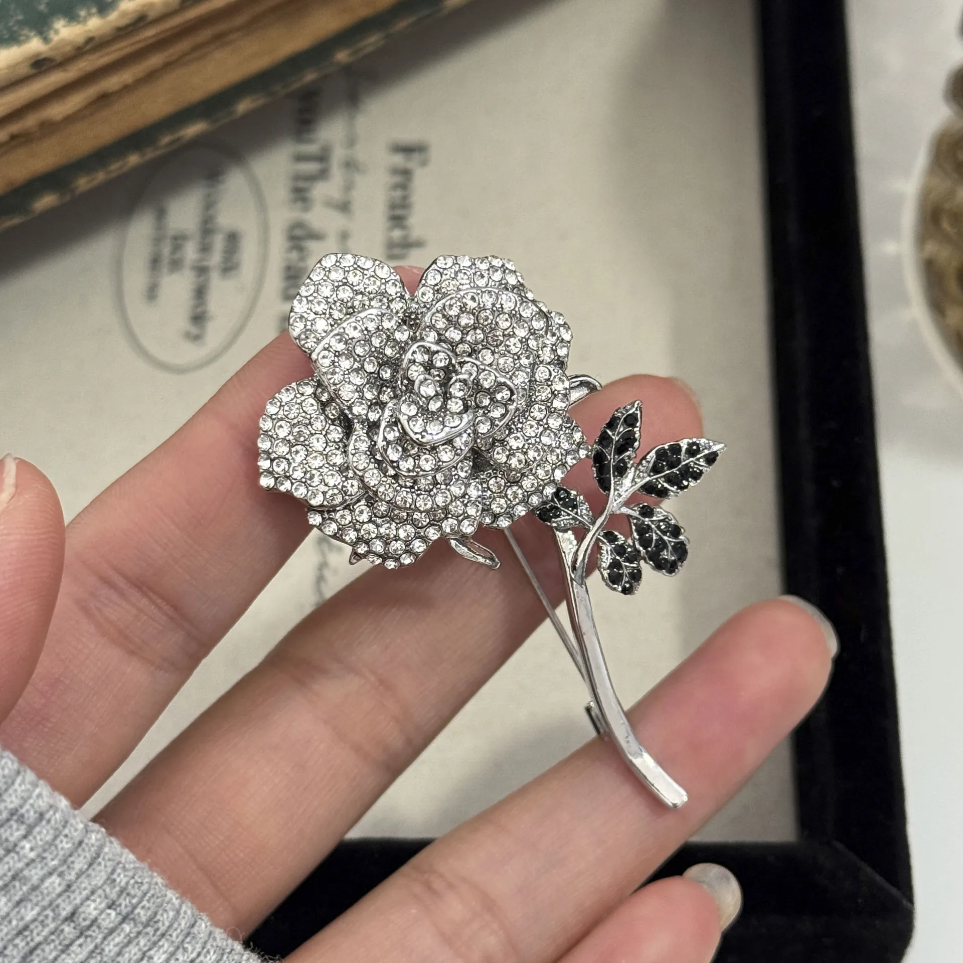 Chinesische Mode-Broschen mit Strasssteinen in Silberfarbe, Rosenmuster, für Damen, trendige, zarte Blumen-Anstecker, Party- und Freizeitaccessoire, Geschenk, Schmuck. – Detail 11