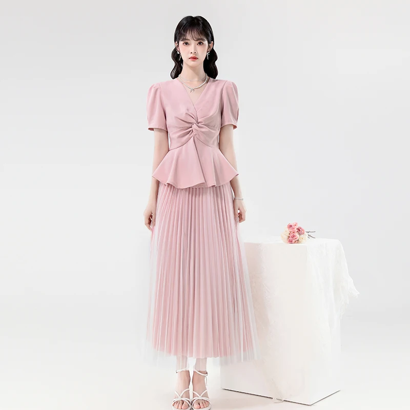 

Комплект из двух предметов с высокой талией и короткими рукавами. Лето 2025. Женская одежда. Топ с v-образным вырезом. Длинная плиссированная сетчатая юбка. Элегантные комплекты из двух предметов.