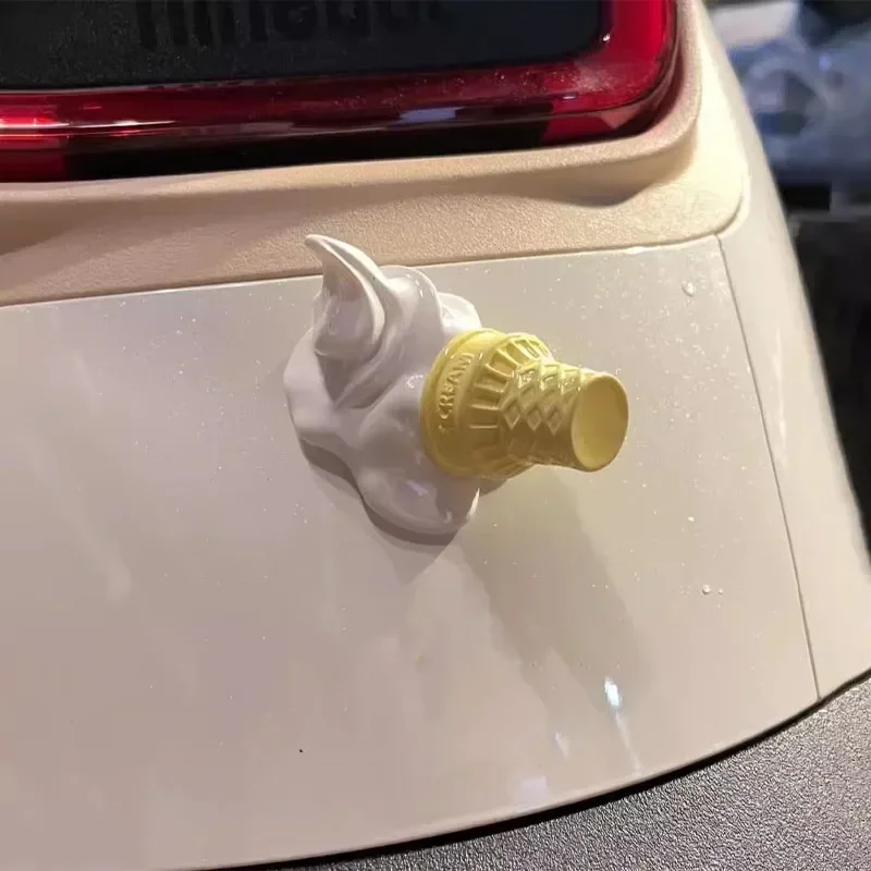 Decoración de coche de cono de helado: adorable adorno de ABS con logotipo icónico de arcos dorados, agregue un toque divertido y encantador al su vehículo.