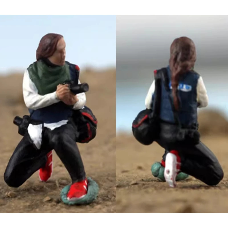 

1:72 Scale Resin Material War Correspondent Taking Photos Of A Soldier Suitable For Tank Scenes Collectible Decorative Display