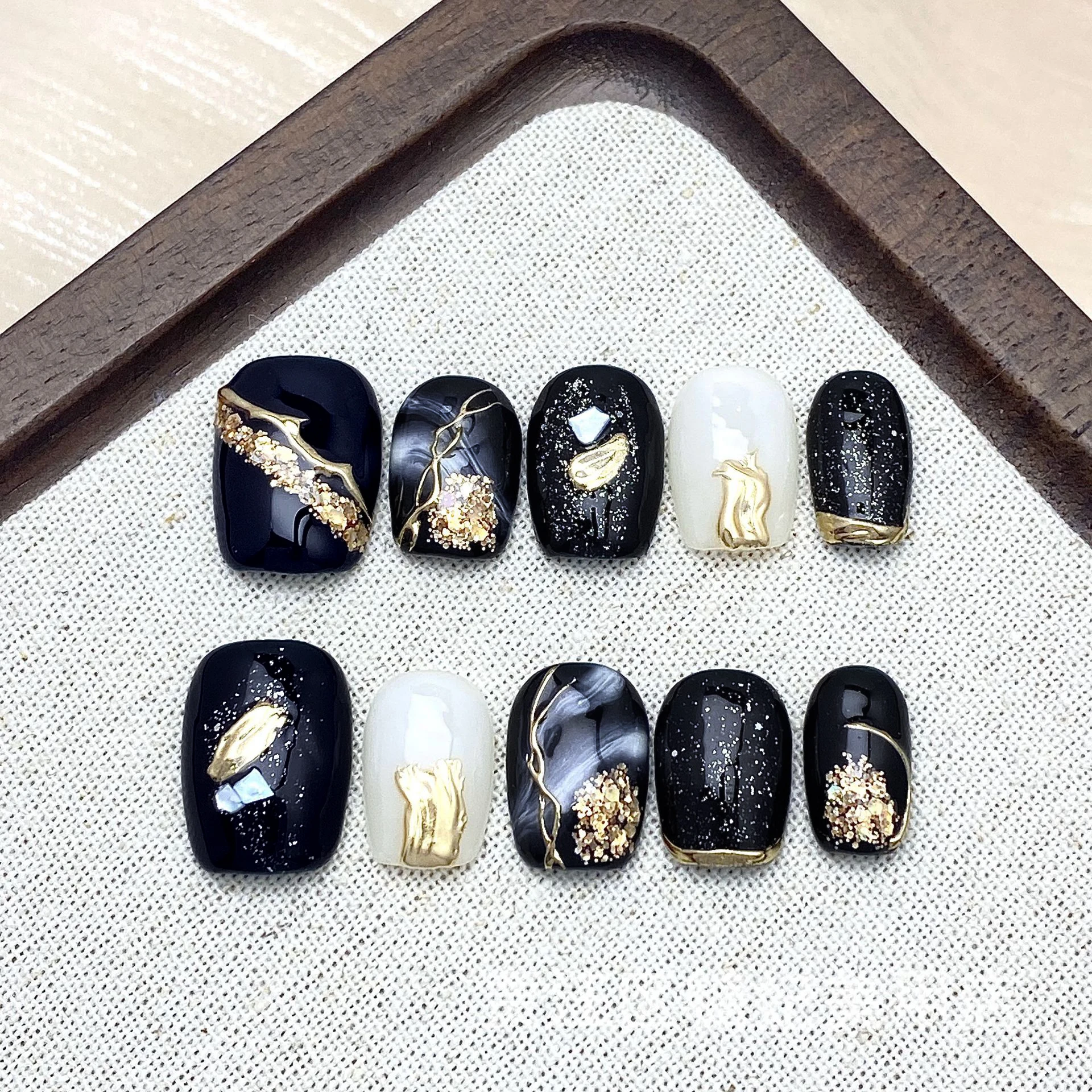 10 szt. Ręcznie Robione Krótkie Naklejki na Paznokcie Kawaii Wysokiej Jakości na Imprezę, Paznokcie Sztuczne do Naklejania z Efektem 3D, Złotym Chromem, Perłowym Błyskiem i Efektem Kociego Oka