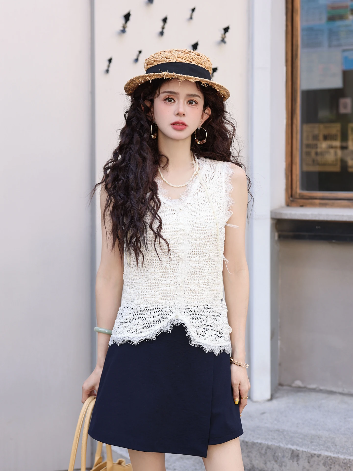 

Chen Jiajie Lace Hollow out V-Ne Vest Women's Gentle Sle Faionable Svel Top Retro Embroidery Straight Cut H-ape
