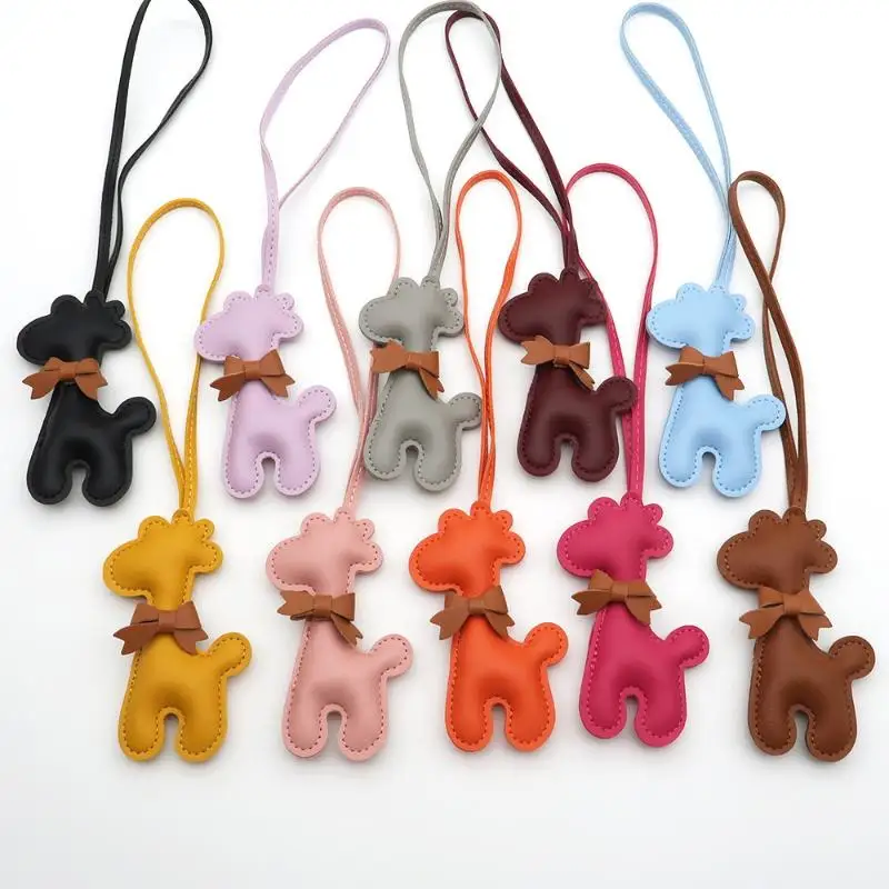 سلسلة مفاتيح أنيقة من جلد البولي يوريثان مع سحر زرافة لطيف على شكل فيونكة للفتيات، ومفتاح السيارة للنساء وإكسسوارات الحقيبة