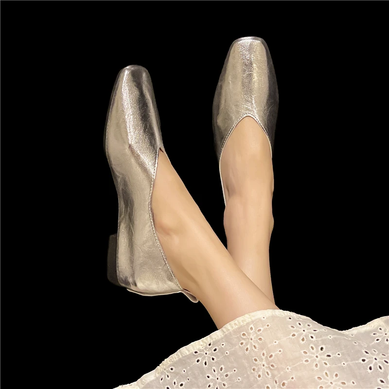 Damen-Ballerinas mit eckiger Zehenpartie, V-Ausschnitt, aus weichem Leder, zum Hineinschlüpfen, in Metallic-Gold- und Silberfarben, für das Büro. – Detail 10