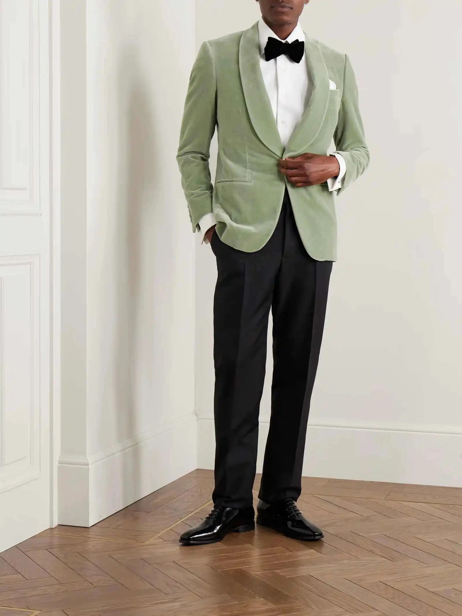 

Custom Men Suits Groom Wedding Shawl Lapel Single Breasted Tuxedos Evening Party Prom Green Velvet Jacket Black Solid Pants