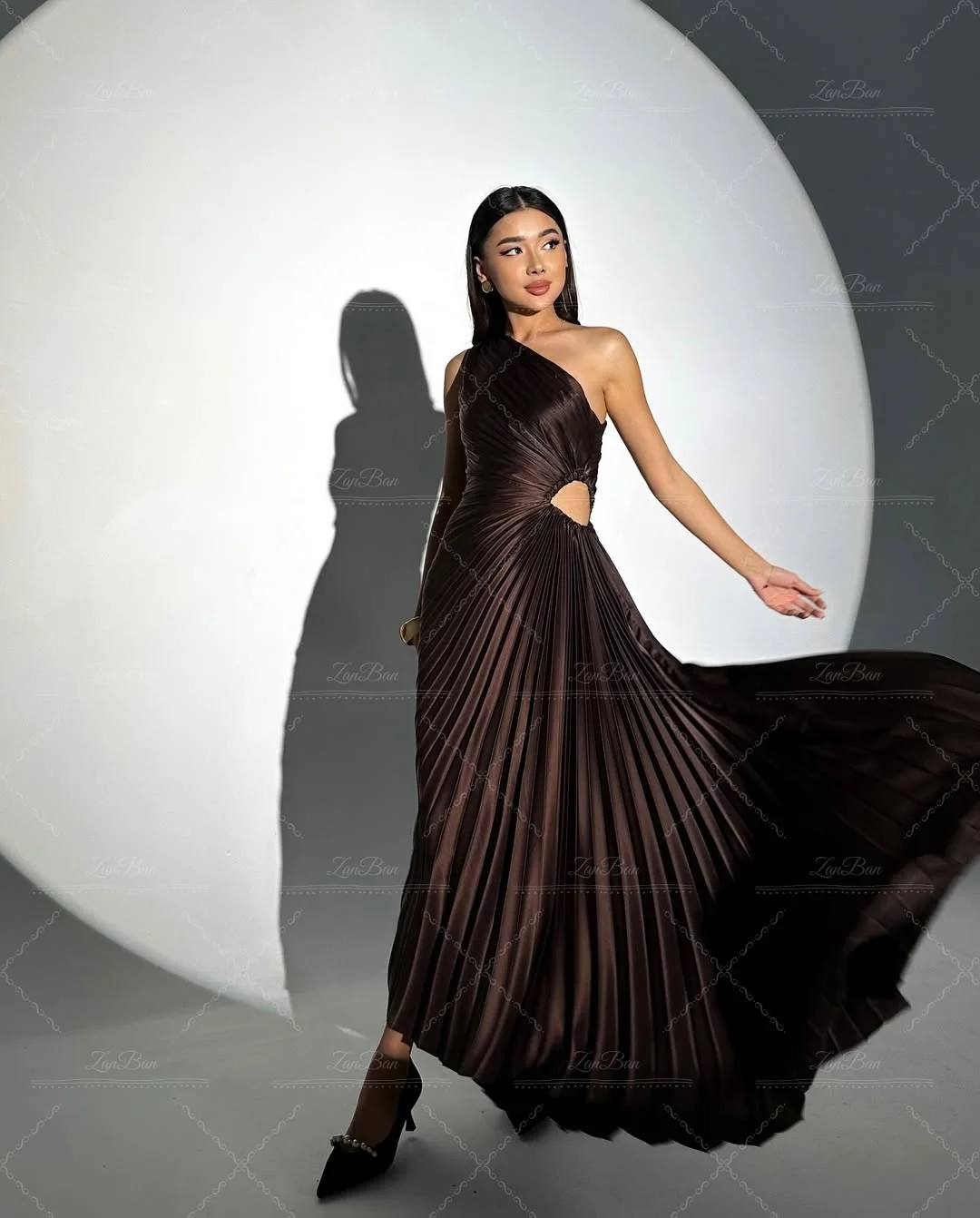 ZanBan 2026 New One-Shoulder Brown Evening Dress Pleat A-Line Floor Length Satin Women Sleeveless Prom Gowns Corest Customized