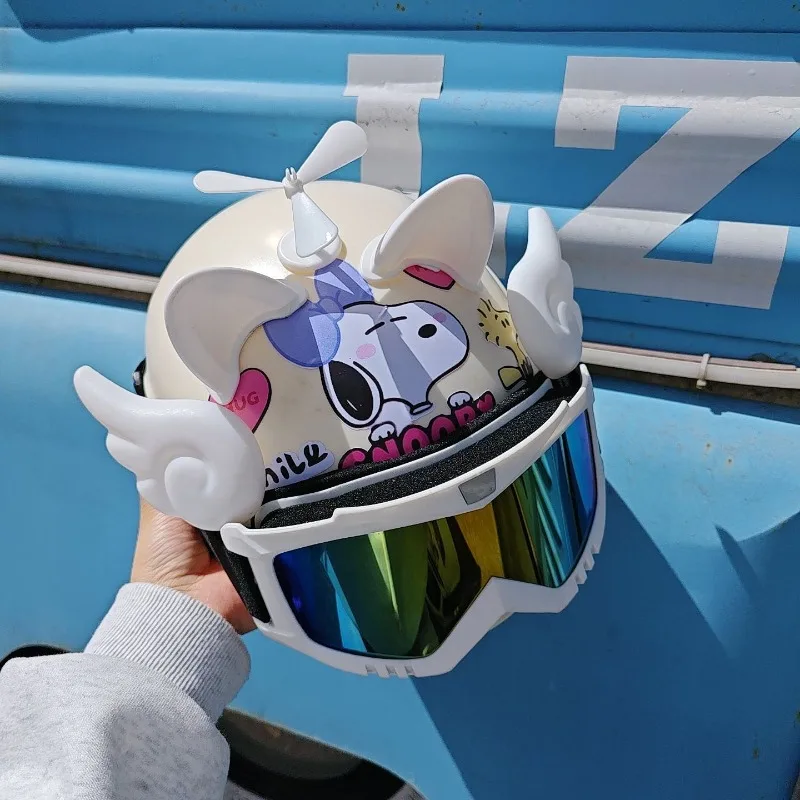 Bonito snoopy óculos meio capacete menina coração criativo verão carro elétrico proteção solar capacete kawaii homem e mulher mesmo presente