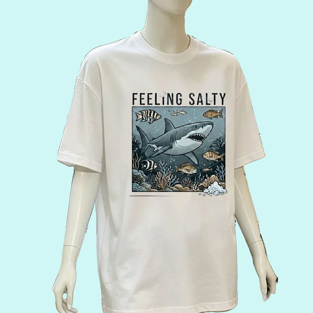 Feeling Salty Shark T-Shirt Lustiges Ozean-Grafik-T-Shirt Meereslebewesen-Bekleidung Geschenk für Hai-Liebhaber Retro Meerestier Damen-Shirt