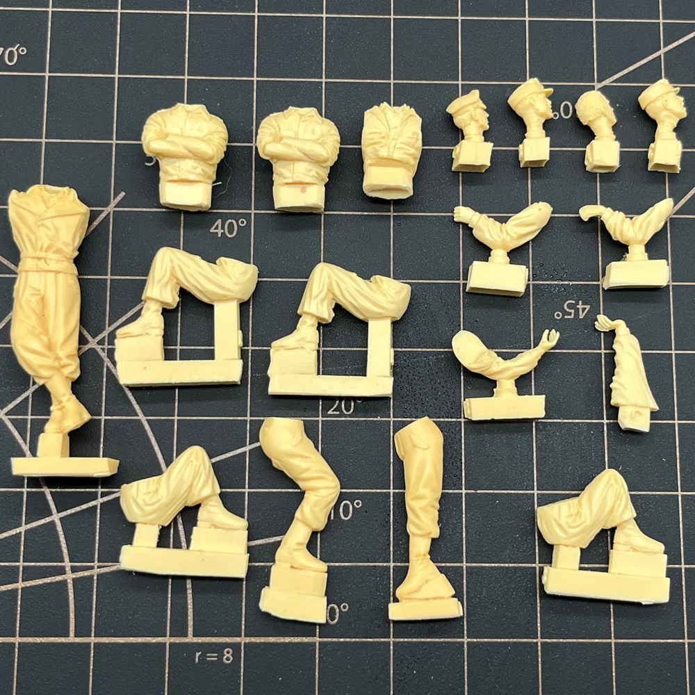 Zestawy figurek żywicznych w skali 1/35 GK, Czterech Osób, Bez Czołgu, Motyw Militarny, Niezmontowane i Niepomalowane, 208RMC