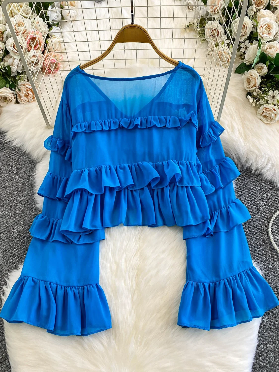 เสื้อผ้าผู้หญิงสไตล์ลำลอง แบรนด์ Gentle Breeze รุ่น Blue V-ne Bell Sve ลายดอกไม้ สไตล์แฟชั่นสำหรับฤดูใบไม้ร่วง
