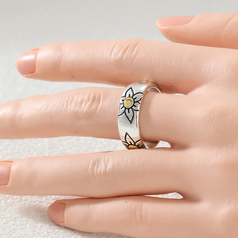 Elegant Delicate Hand Carved Floral Pattern Two Tone Ring for Women Chic Design Temperament Dating Anniversary Jewelry Accessory