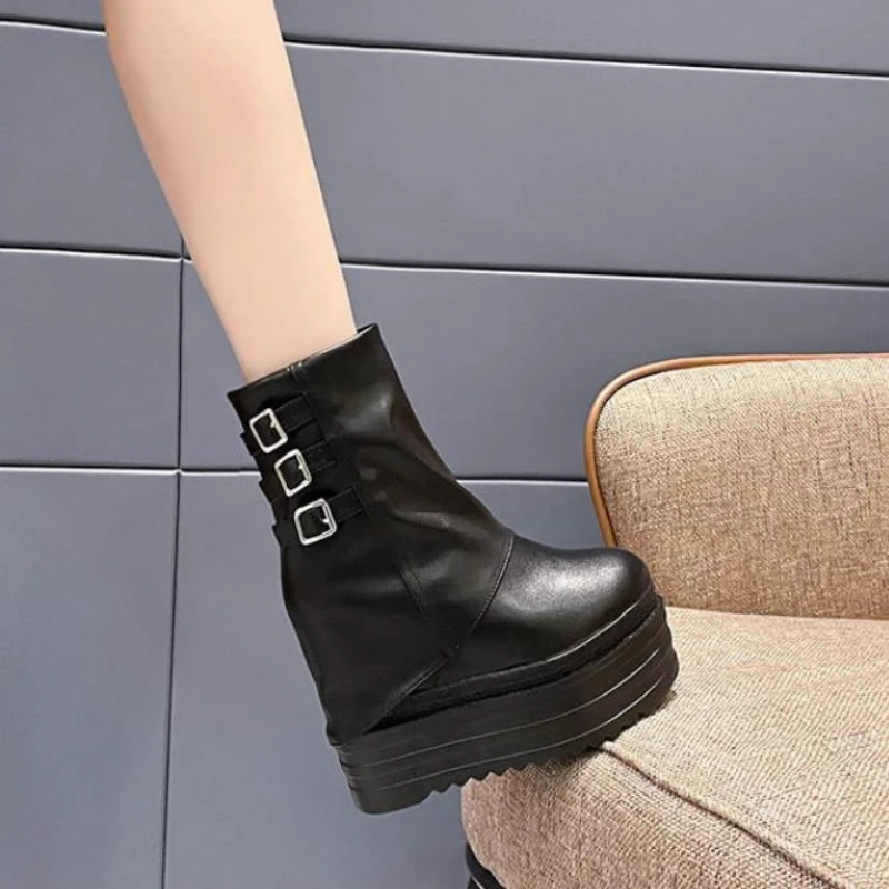 2025 الخريف الشتاء أحذية بوت قصيرة للسيدات 13 سنتيمتر الارتفاع زيادة كعب أحذية الشارع سلسلة أحذية نسائية عصرية أحذية قابلة للطي