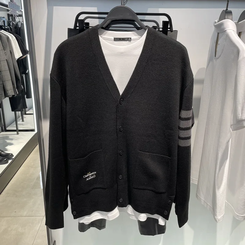 

Оригинальный дизайн, осенний модный тренд: новый вязаный кардиган в университетском стиле, повседневный комплект из пряжи, V-образный вырез, длинный рукав, прямой крой