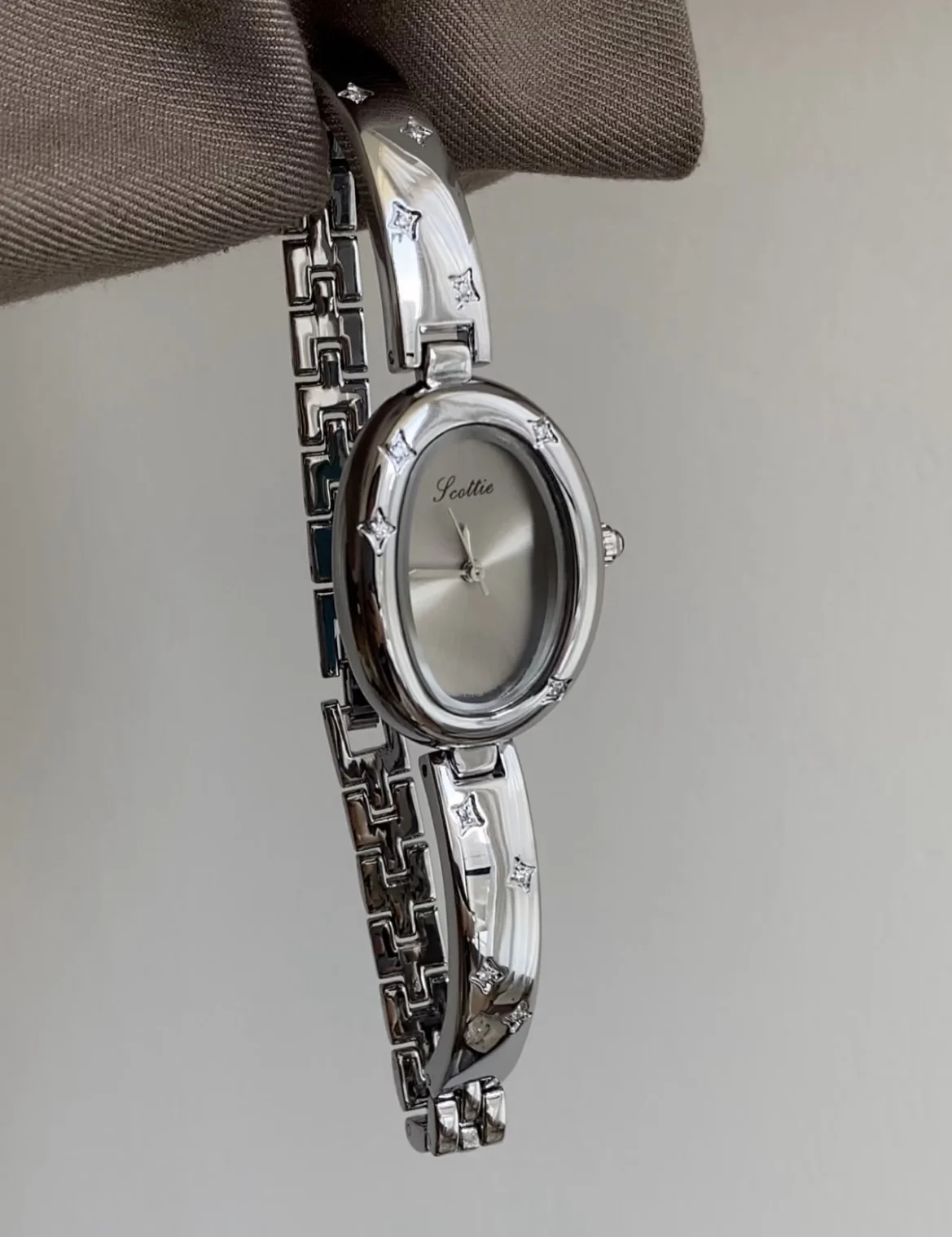 SilverGrayRelógio de quartzo feminino elegante e sofisticado com meia corrente e meio pulseira, design de um acessório elegante para mulheres.