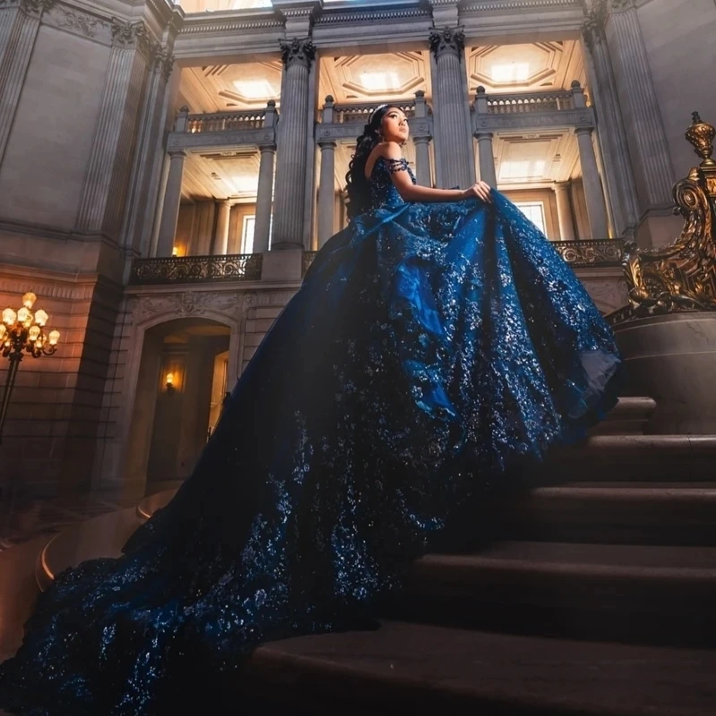 فساتين Quinceanera لامعة باللون الأزرق الداكن ثوب حفلة قبالة الكتف ترتر دانتيل مزين بالخرز تول مشد حلو 16 فستان فيستدوس