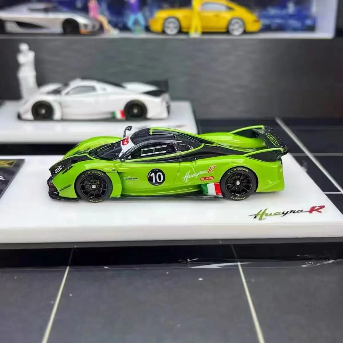 Stock pronti DMY 1:64 Huayra "R" Due colori Resina Regali di compleanno Hobby Display Simulazione Collezione Modello di auto
