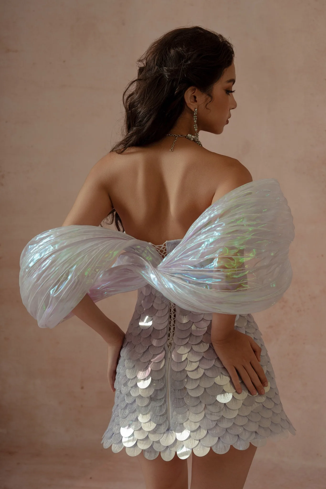 فستان قصير مزين بالترتر الفضي مع أكمام شفافة من الريش على شكل ذيل حورية البحر، فساتين سهرة عصرية للمهرجانات
