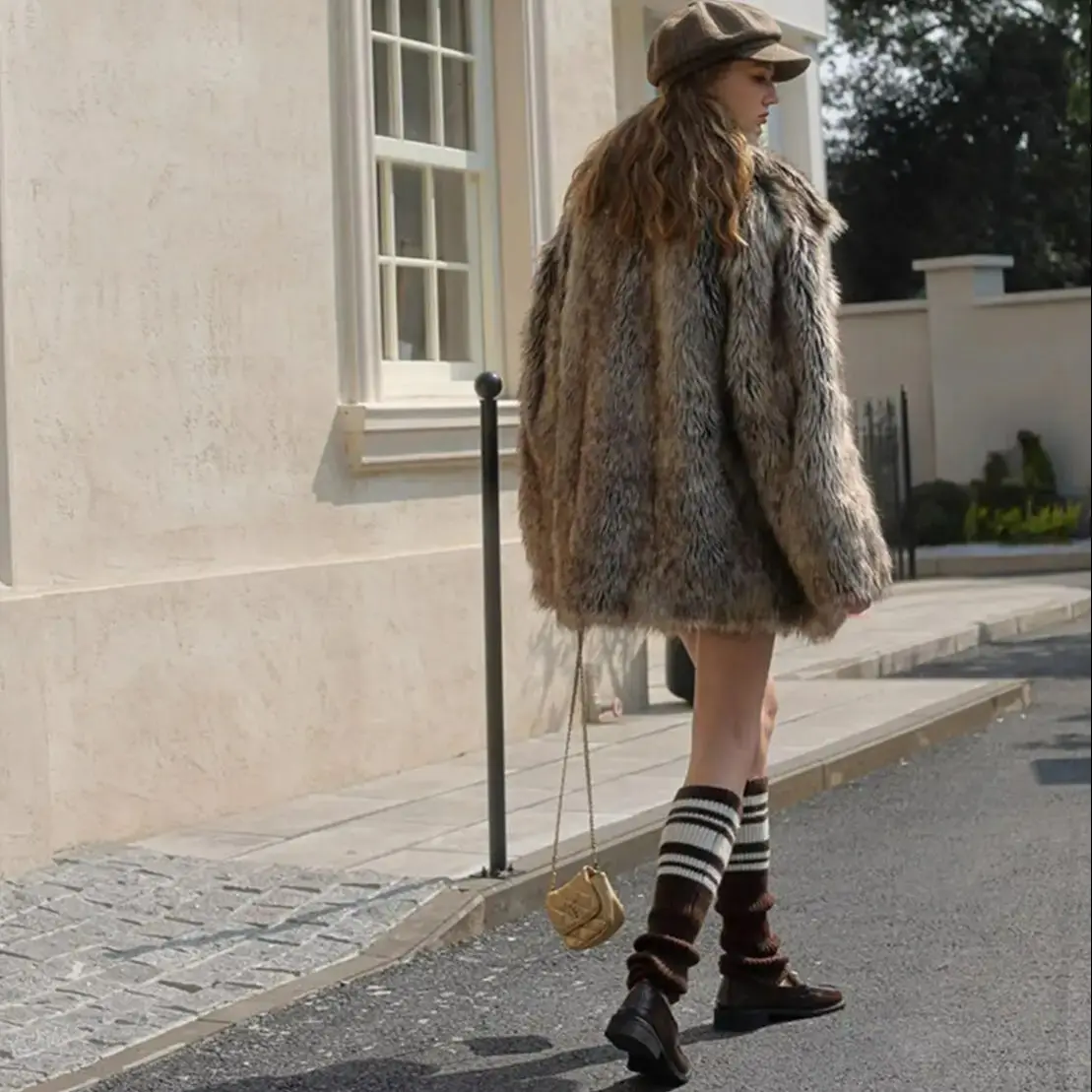 Damski płaszcz zimowy wysokiej jakości z kontrastowymi końcówkami, dużym kołnierzem, futrem, długim rękawem, ciepły, puszysty, z imitacji futra, luźny płaszcz wierzchni, 2025