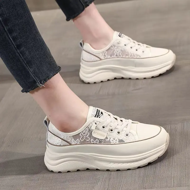 Zapatillas de plataforma transpirables de malla de encaje para mujer, novedad de verano 2026, con puntera blanca de dos tonos y parte superior de malla floral negra, sin cordones, estilo Lazy Lace.