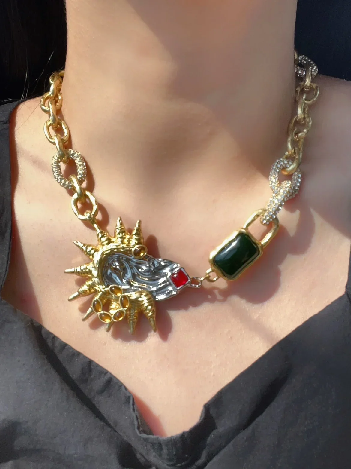 

Модные тенденции Нишевый дизайнерский бренд с преувеличенным моделированием ушей, инкрустированным блестящим стеклянным ретро-ожерельем со стразами.