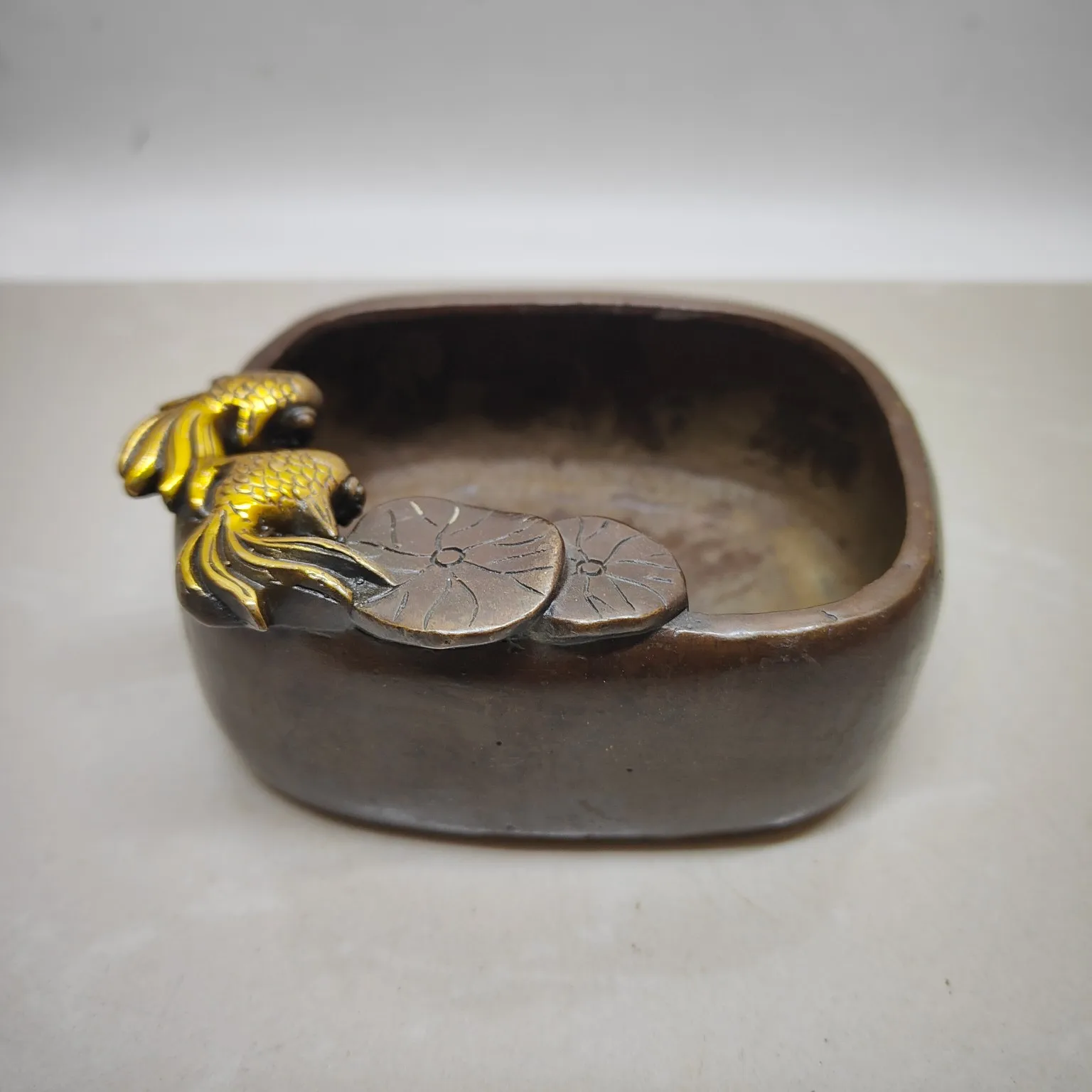 A small double fish-shaped pen washer made of brass imitation purple copper gilded with antique craftsmanship.Free shipping