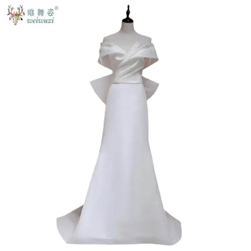 Vestido de novia de compromiso sencillo de estilo francés con un cuello y hombros descubiertos con correa trasera de satén y vestido de novia de mariposa grande