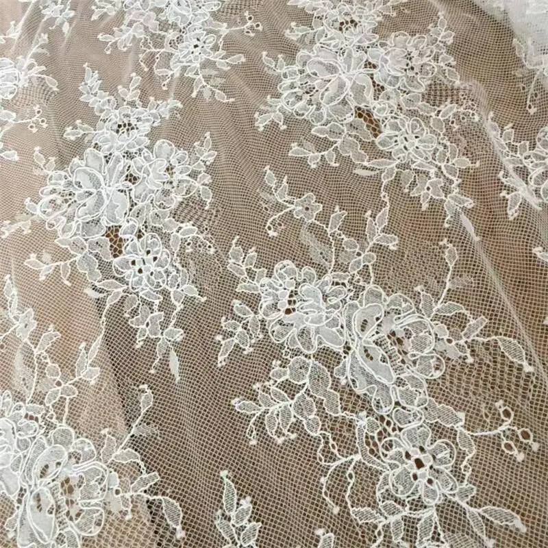 3M. Handgefertigter Spitzenstoff mit Kordelstickerei für Hochzeitskleider, DIY-Nähstoff aus weißer Spitze. Stoff für Brautjungfernkleider. – Detail 4