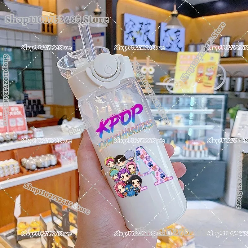 Anime-Film K-Pop Anime-Figur A-Z Wasserbecher Sommer Studenten Einfache Outdoor Tragbare Transparente Pop-up-Deckel Strohhalm Plastikflasche