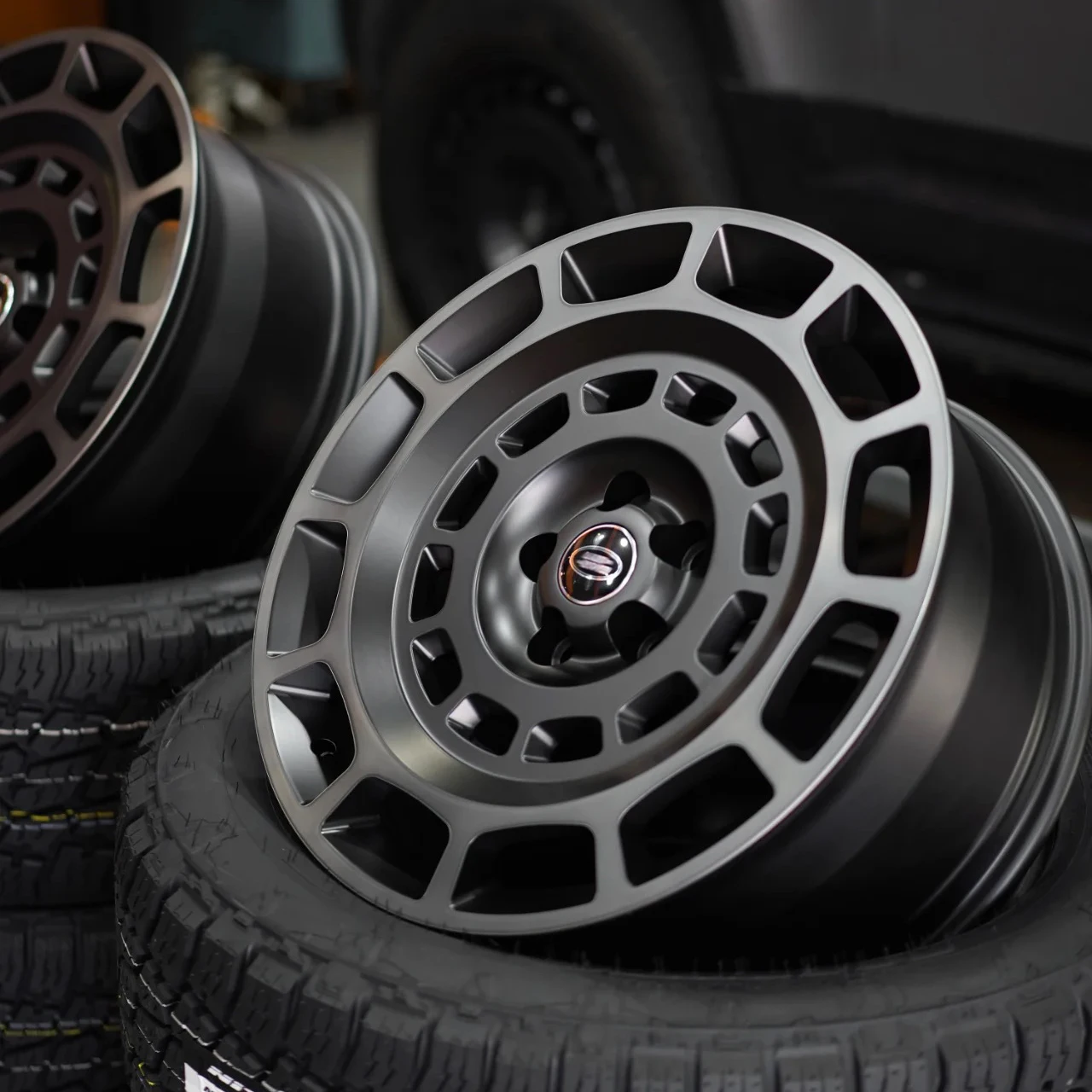 

Style Forged Aluminum Alloy Wheel Hub for Land Rover Defender 90 110 130 2020 - Black/Polished Finish